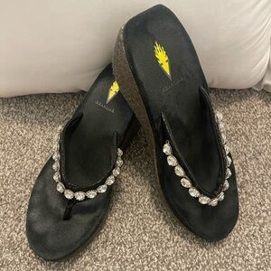 SUPER cute wedge flip flops😍